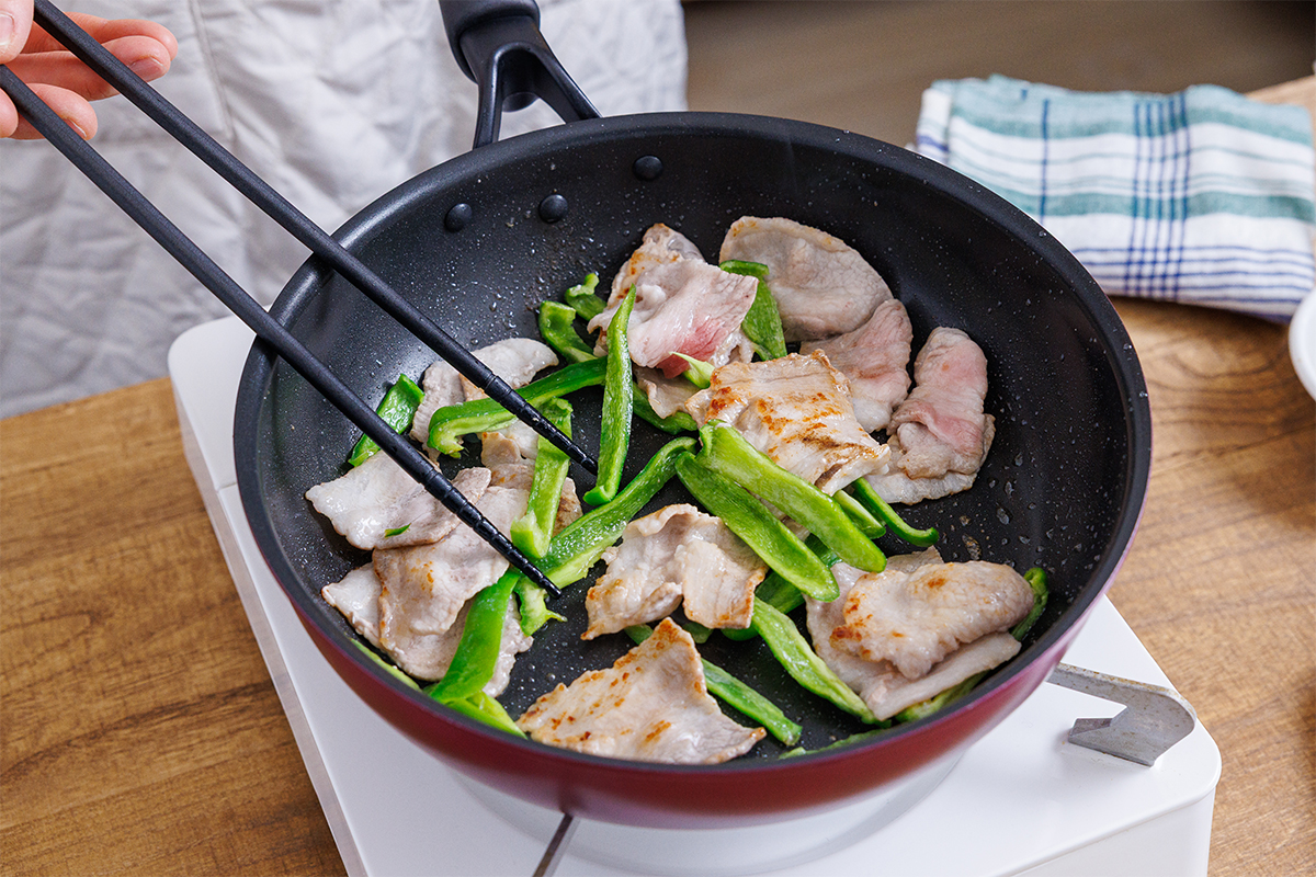 ごはんが進む！豚バラとなすピーマンのオイスター炒め