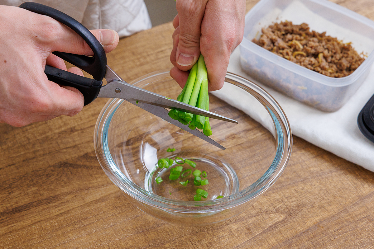 電子レンジで簡単！しょうが香るそぼろの豆腐がけ