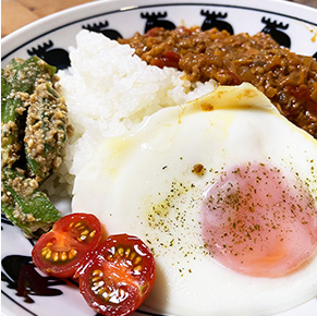 キーマカレーとおくらの胡麻和え