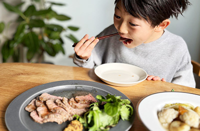 モグモグ食べる息子くん