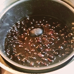黒豆がふっくらと煮えました。豆を黒くする鉄の卵も入ってます。
